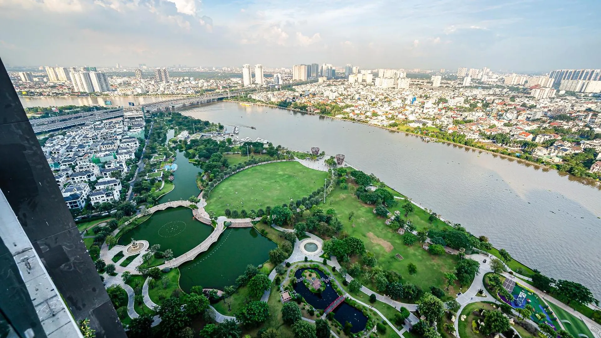Vinhomes Condotel Luxury Art In Ho Chi Minh City 4*,